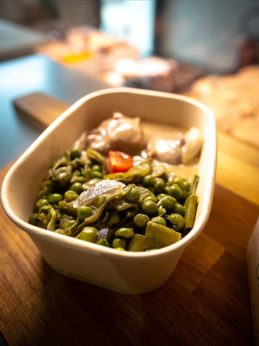Plat de légumes et viande Repas avec légumes verts et viande