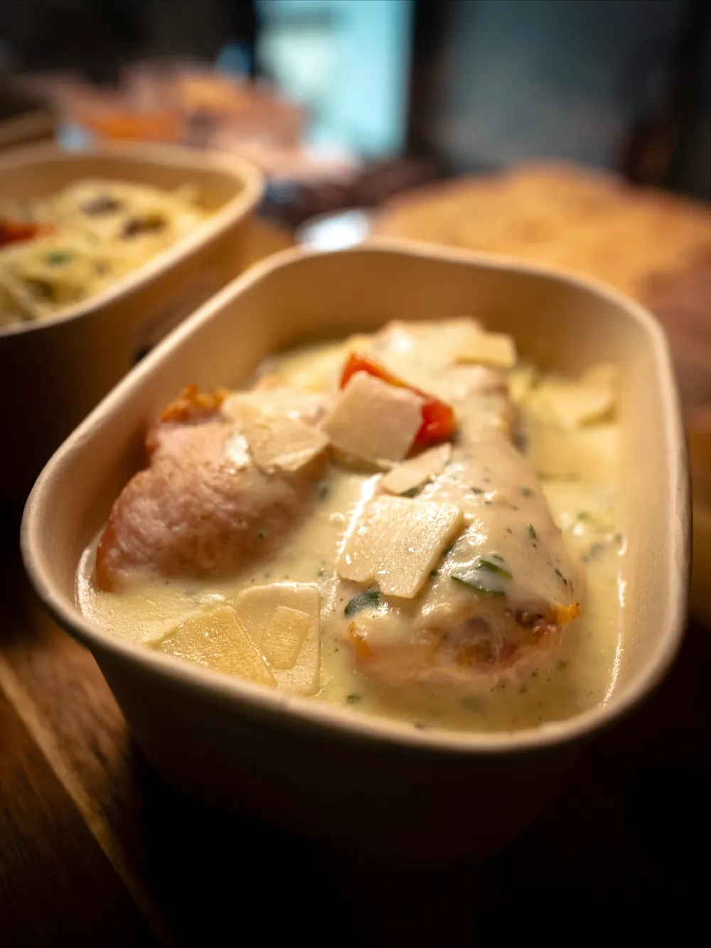 Poulet en sauce crémeuse Plat crémeux au poulet et parmesan