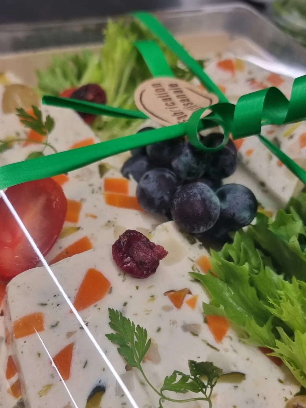 Terrine festive avec fruits et légumes Terrine de légumes avec fruits frais