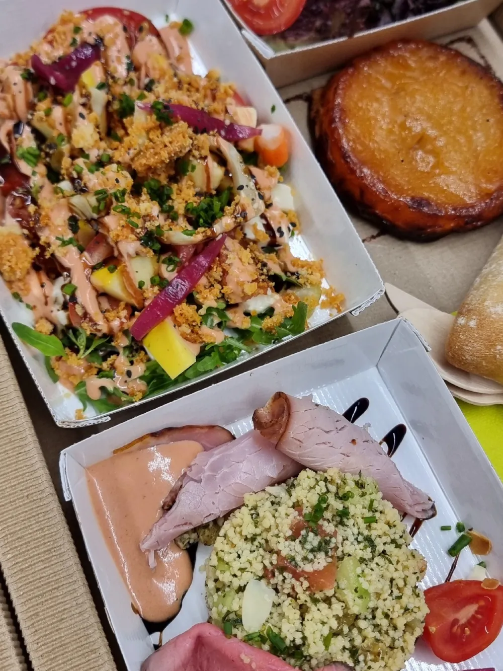 Plateaux repas variés Plateaux repas avec salade et couscous