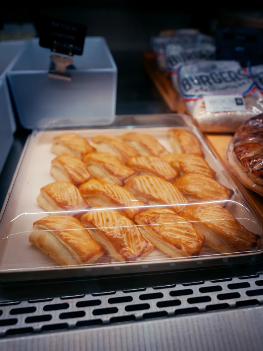 Pâtisseries exposées en boulangerie Pâtisseries feuilletées en vitrine