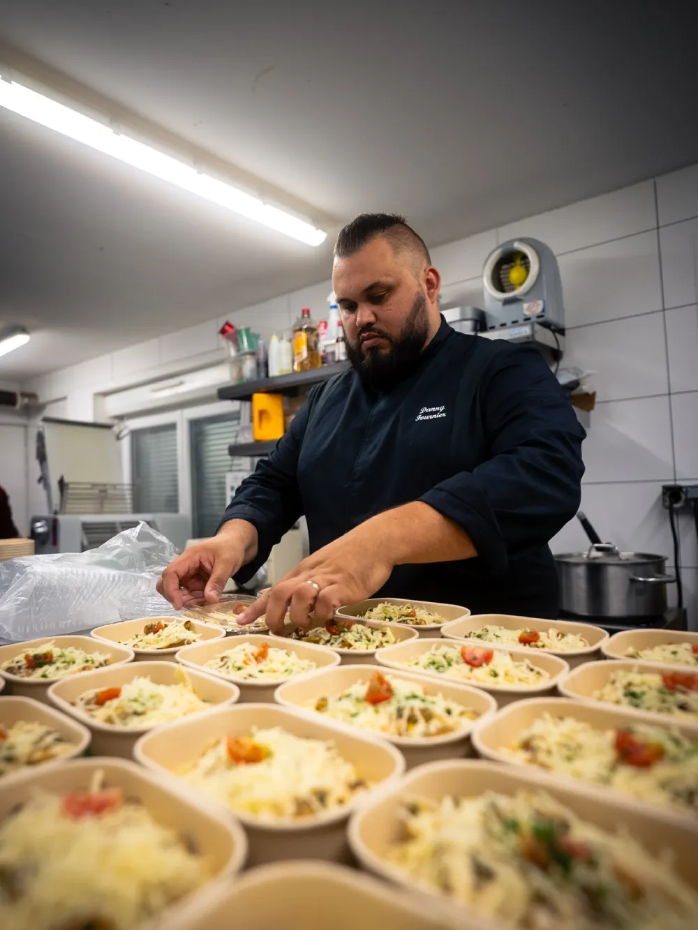 Préparation de repas par un chef Chef préparant des plats en cuisine