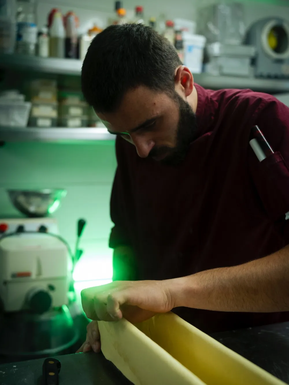Chef concentré sur la préparation Cuisinier préparant une pâte