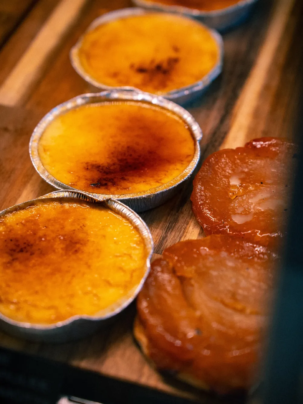 Desserts gourmands sur une planche Crèmes brûlées sur une planche en bois
