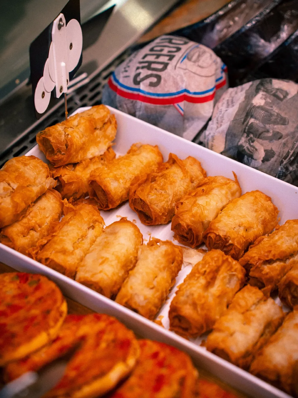 Vitrine de snacks variés Assortiment de feuilletés et burgers