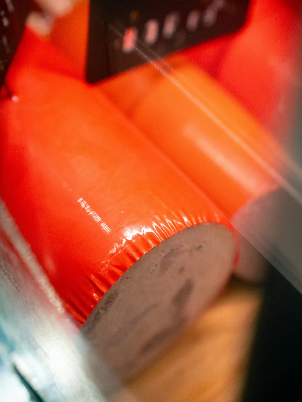 Saucisson dans un emballage rouge Saucisson emballé en plastique rouge
