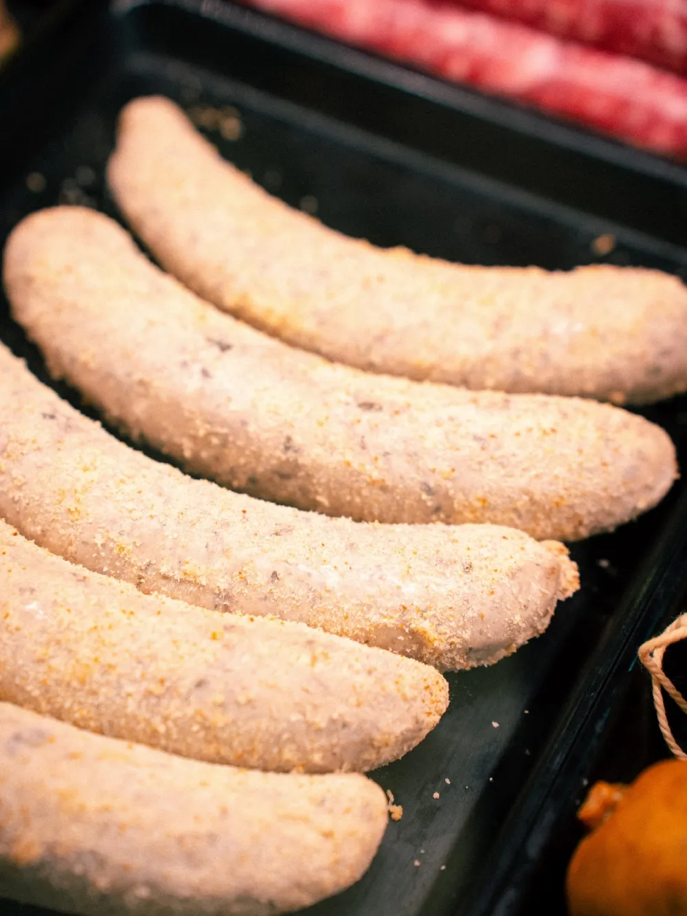 Saucisses crues panées Saucisses panées sur plateau
