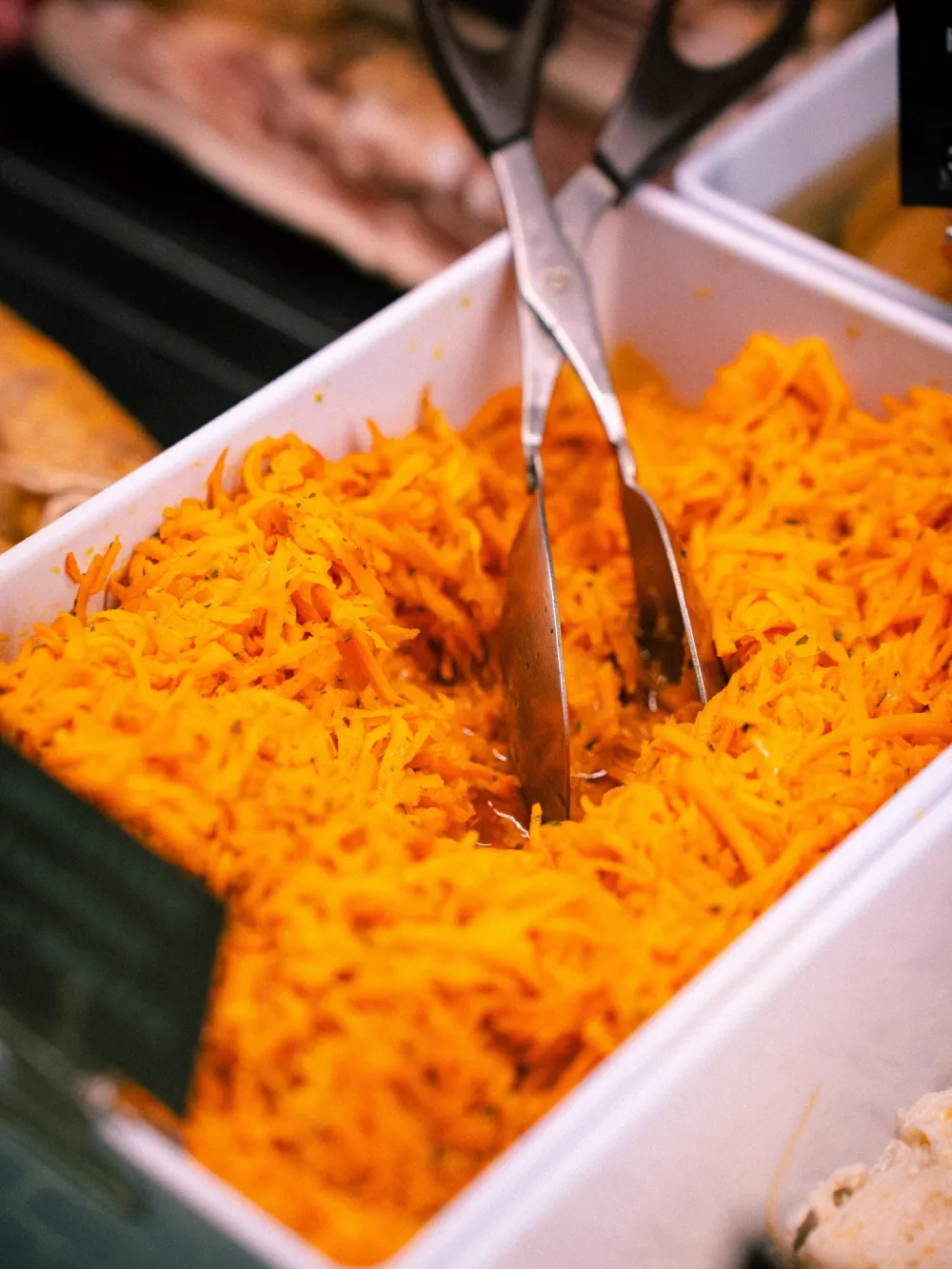 Carottes râpées fraîches Carottes râpées avec pinces en métal
