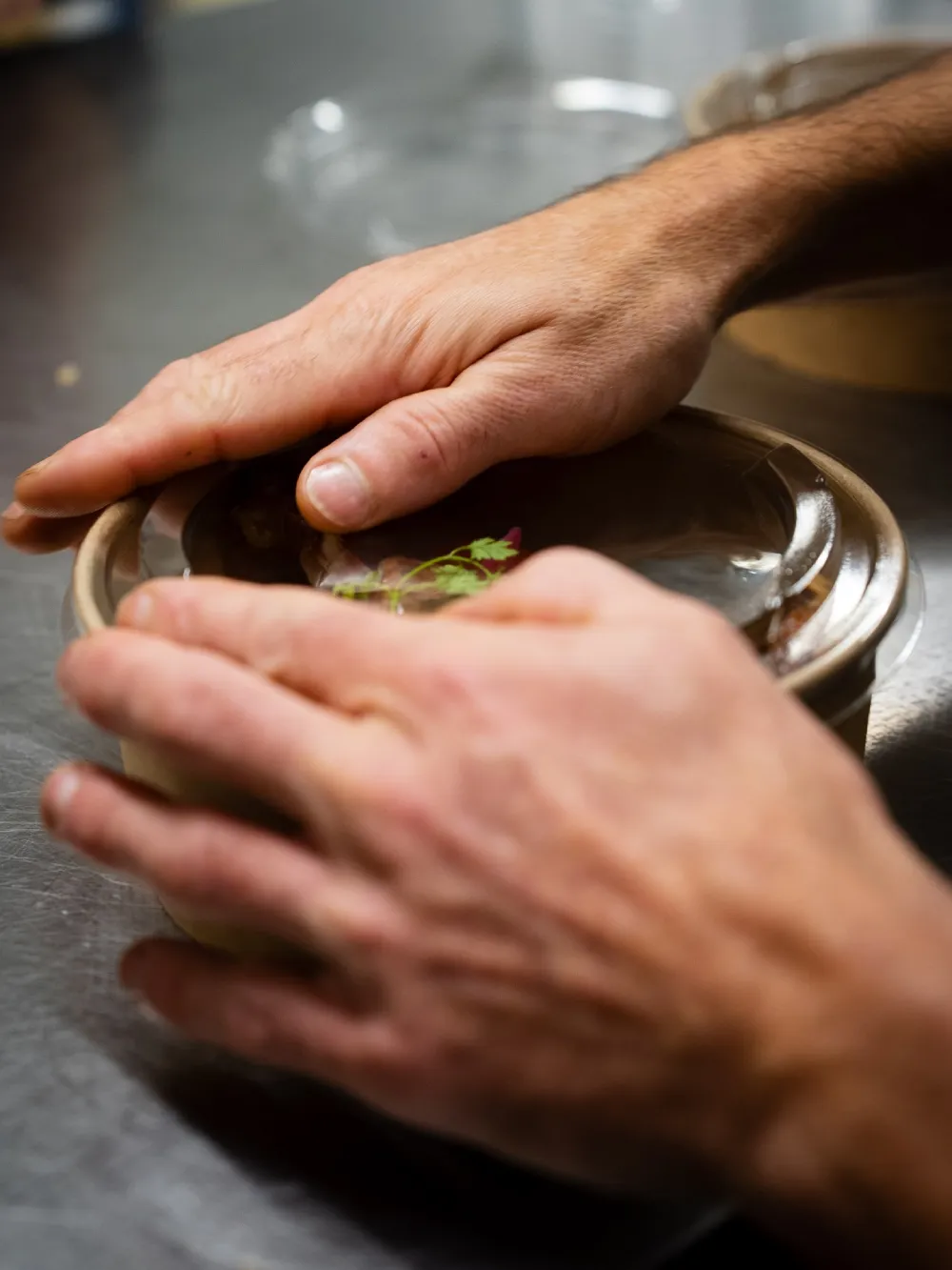 Fermeture de récipient alimentaire Mains fermant un récipient alimentaire