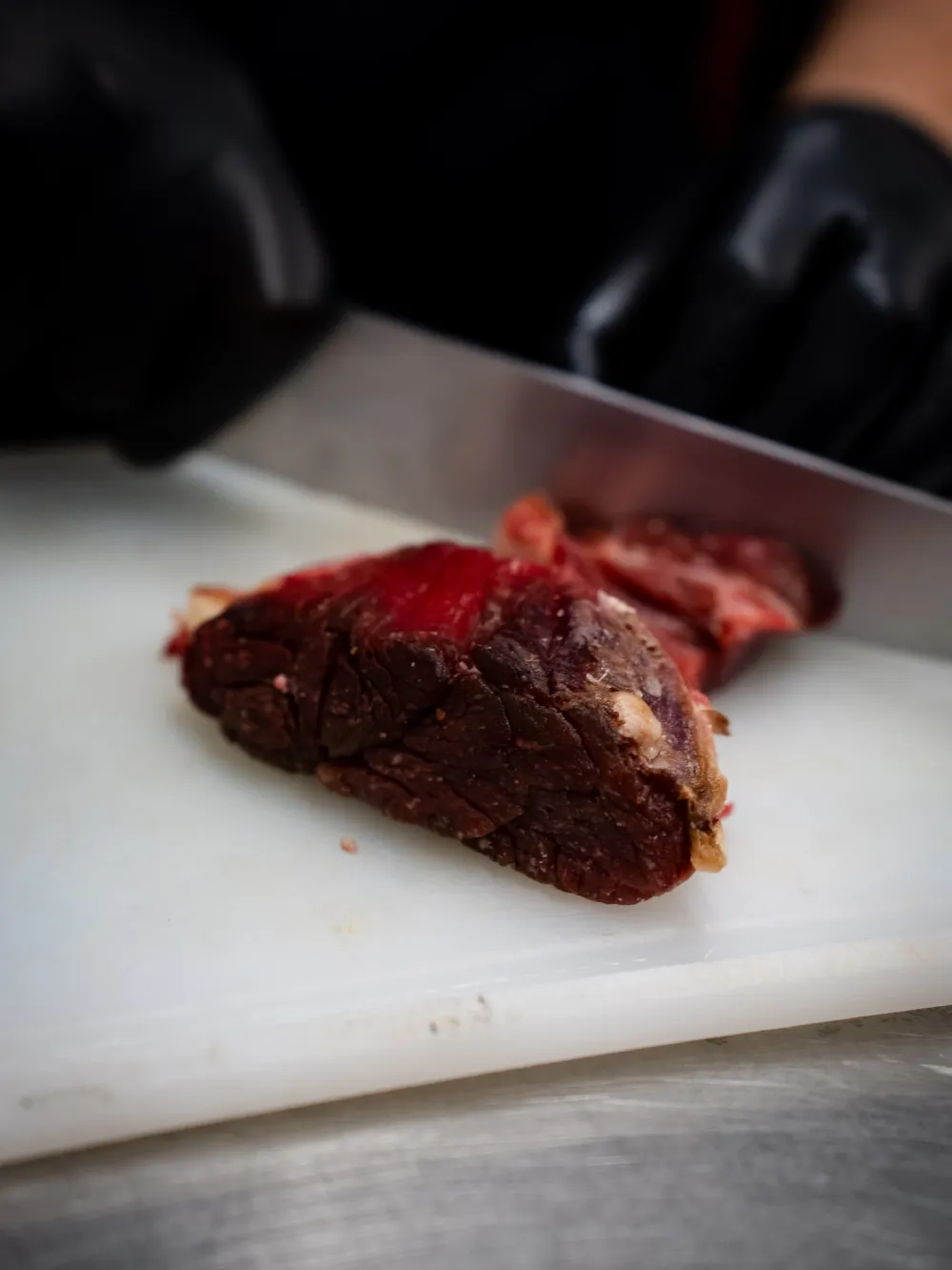 Viande fraîchement découpée Découpe de viande sur planche