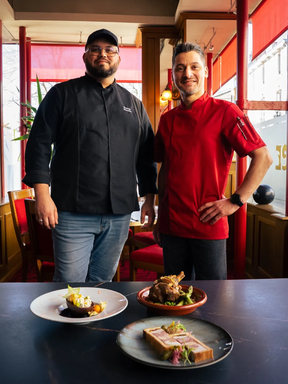 Chefs et présentation culinaire Deux chefs posant avec des plats